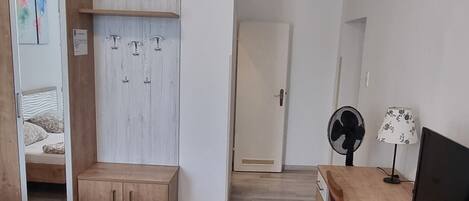 Tabla de planchar con plancha, wifi y ropa de cama