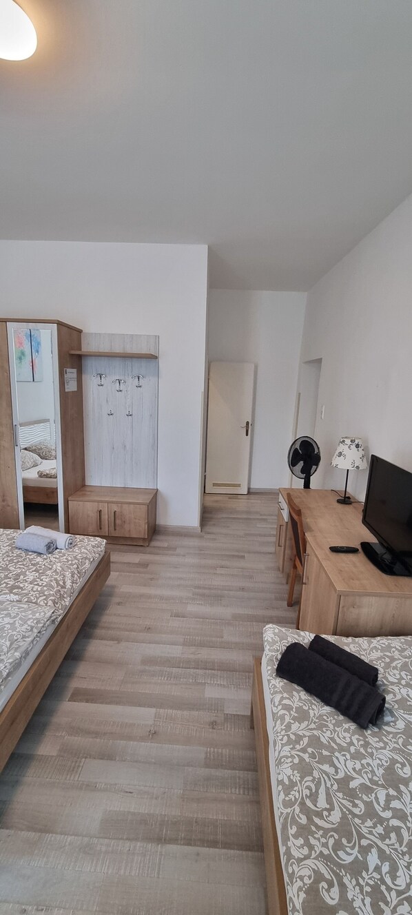 Iron/ironing board, WiFi, bed sheets - ROOM Stockerau (Stockerau)