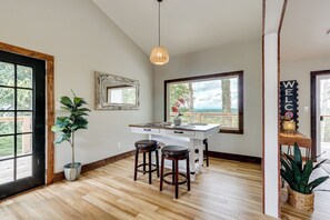 Interior - 1 Mi to Dtwn Loudon: Spacious River-View Home (Loudon)