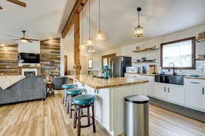Fridge, microwave, stovetop, dishwasher - 1 Mi to Dtwn Loudon: Spacious River-View Home (Loudon)