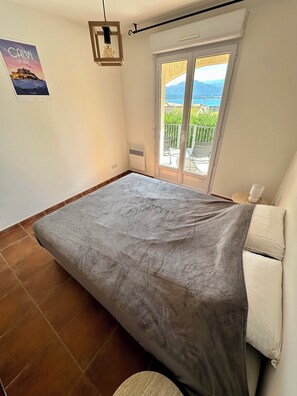 3 habitaciones, tabla de planchar con plancha y cuna de viaje 