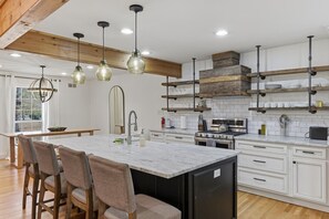 Fridge, microwave, oven, stovetop - The Given House - Modern Midtown Stay (Memphis)