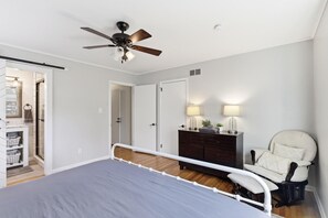 5 bedrooms, desk, WiFi, bed sheets - The Given House - Modern Midtown Stay (Memphis)