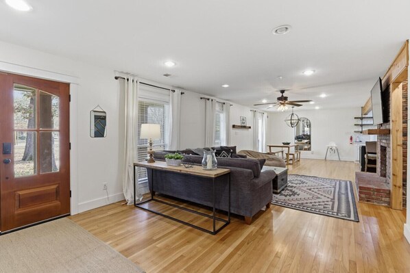 TV, fireplace - The Given House - Modern Midtown Stay (Memphis)