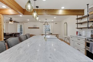 Fridge, microwave, oven, stovetop - The Given House - Modern Midtown Stay (Memphis)