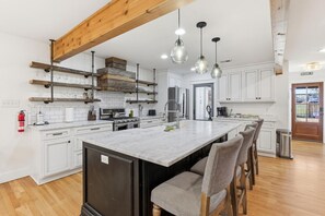 Fridge, microwave, oven, stovetop - The Given House - Modern Midtown Stay (Memphis)