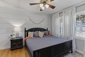 5 bedrooms, desk, WiFi, bed sheets - The Given House - Modern Midtown Stay (Memphis)