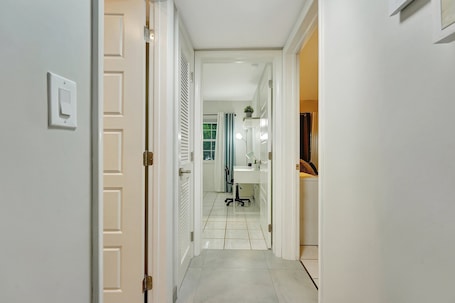 Interior. Superbe condo 2 chambres et 2 salles de bain, pisicine et stationnement gratuit