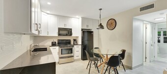 Superbe condo 2 chambres et 2 salles de bain, pisicine et stationnement gratuit