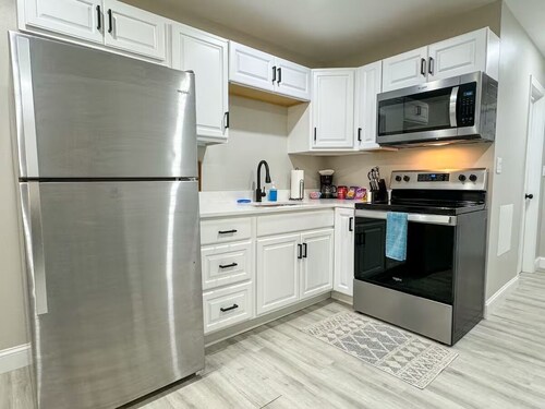 NEW- Mins to DHMC/Hanover- 1st Floor- Queen Bed