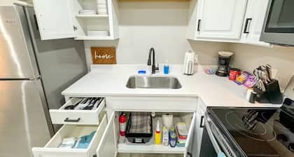 NEW- Mins to DHMC/Hanover- 1st Floor- Queen Bed