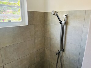 ヘアドライヤー、タオル、トイレットペーパー