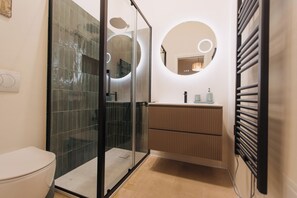 Dusche, Haartrockner, Handtücher, Seife