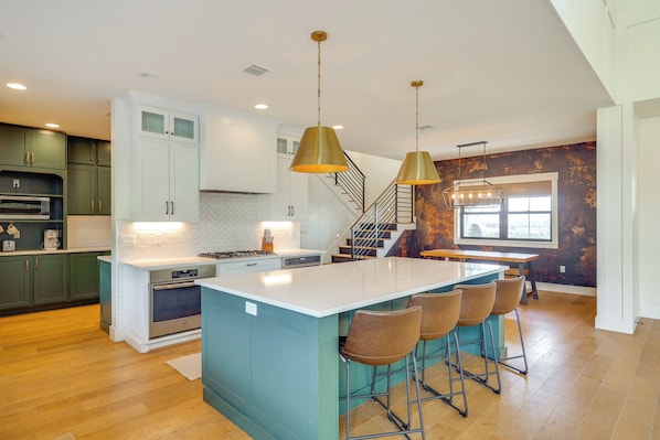 Fridge, microwave, stovetop, dishwasher