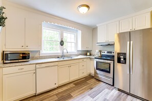Réfrigérateur, micro-ondes, plaque de cuisson, lave-vaisselle