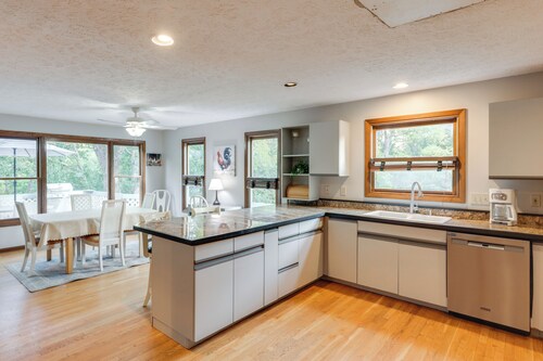 4 Mi to Dtwn Loveland: Private Retreat w/ Decks