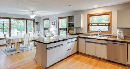 4 Mi to Dtwn Loveland: Private Retreat w/ Decks