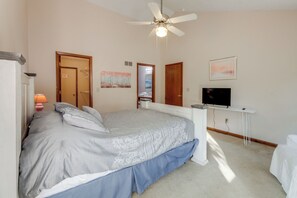 4 bedrooms, desk, iron/ironing board, internet