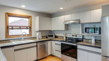 Frigorífico, microondas, placa de cocina y lavavajillas