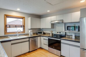 Fridge, microwave, stovetop, dishwasher