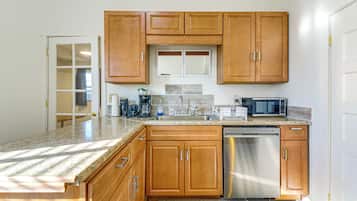Coffee/tea maker, fridge, microwave, stovetop