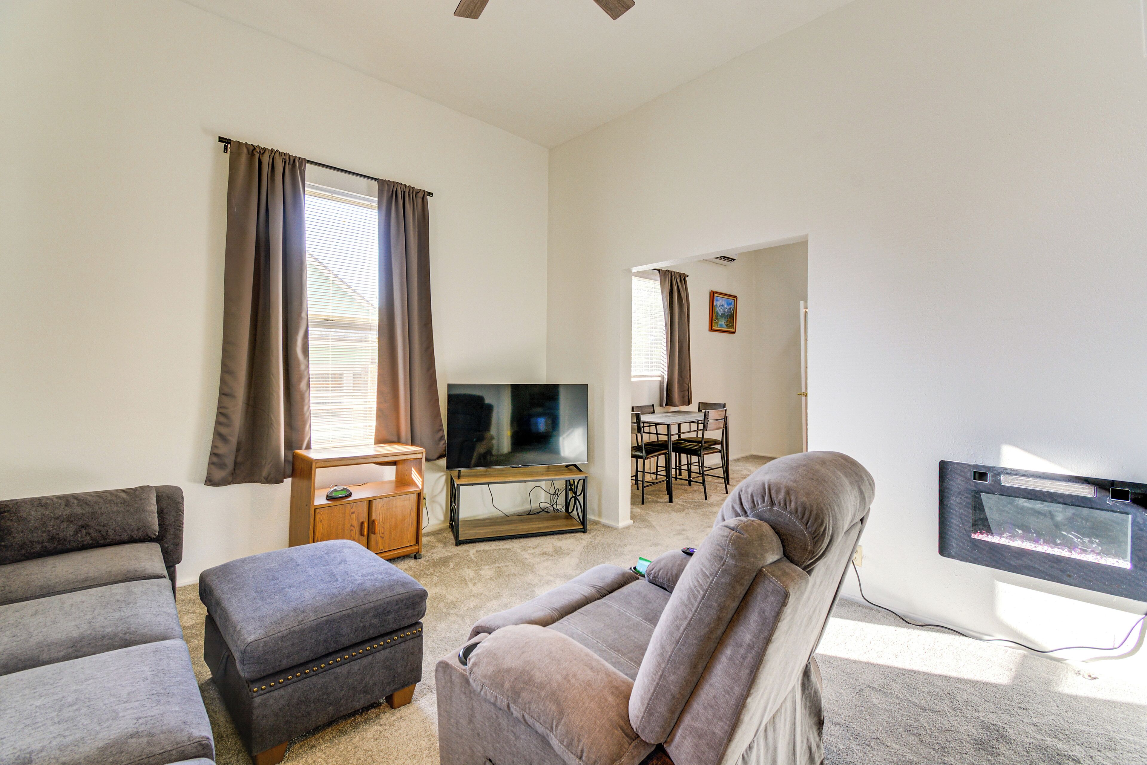 TV, fireplace