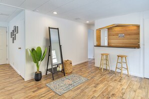 Lobby - Mtn-View Coulter Escape w/ Rustic Tree Lookout (Coulterville)