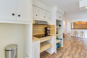 Fridge, microwave, oven, stovetop - Mtn-View Coulter Escape w/ Rustic Tree Lookout (Coulterville)