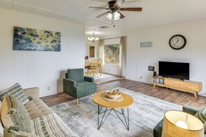 TV, DVD player, books, video library - Mtn-View Coulter Escape w/ Rustic Tree Lookout (Coulterville)
