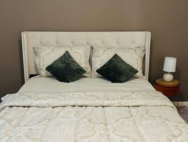 Escrivaninha, ferros/tábuas de passar roupa, Wi-Fi, roupa de cama