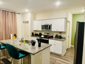 Geladeira, micro-ondas, fogão, cooktop