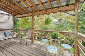 Outdoor dining - Mine for Gems & Chase Waterfalls: Franklin Retreat (Franklin)