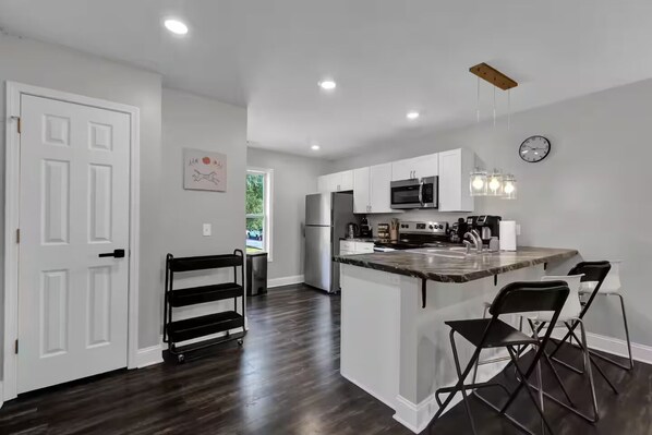 Private kitchen - 2BR/1.5BA Apt Pets OK, Laundry, Near Univ & Mosaic (Saint Joseph)