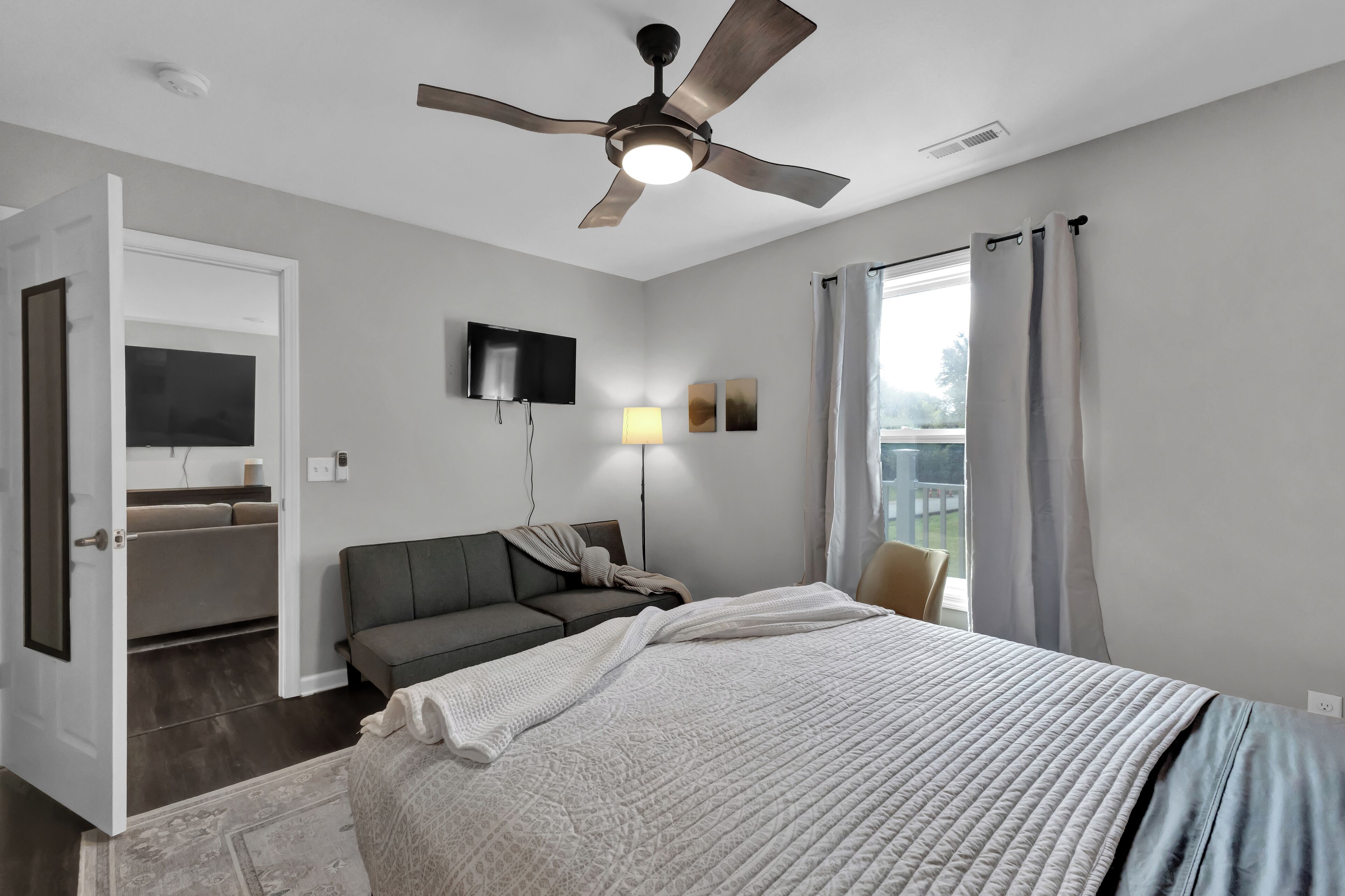 2 عدّة غرف نوم ومكواة/لوح كي وواي فاي مجانًا وملاءات أسرّة