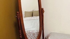 A mirror with a wooden frame. - Hideout Guesthouse (Seoul)