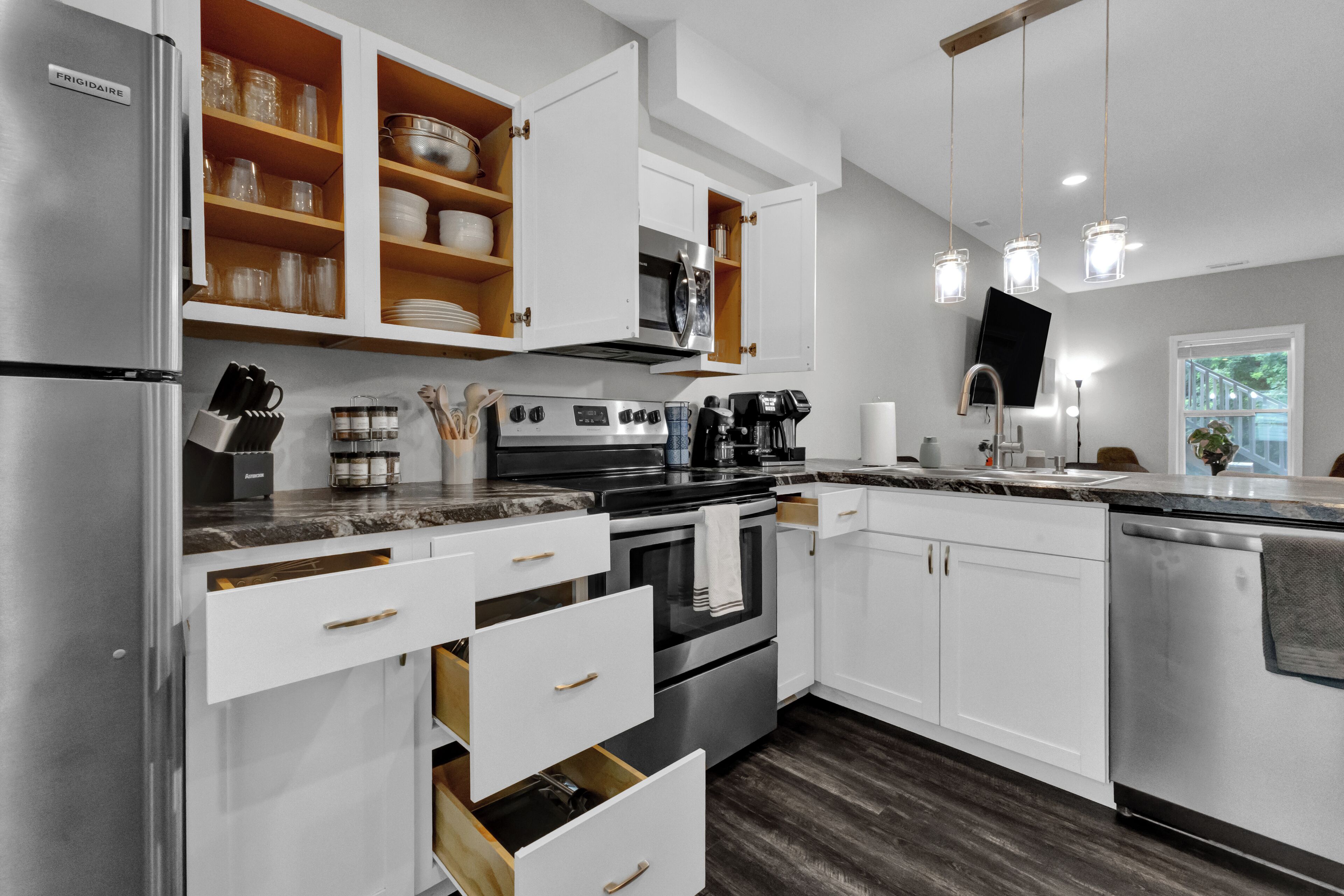 Kjøleskap, mikrobølgeovn, ovn og kokeplater