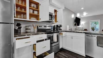 Kjøleskap, mikrobølgeovn, ovn og kokeplater