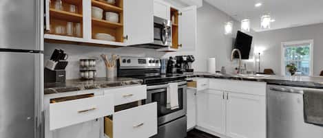 Jääkaappi, mikroaaltouuni, uuni, liesi