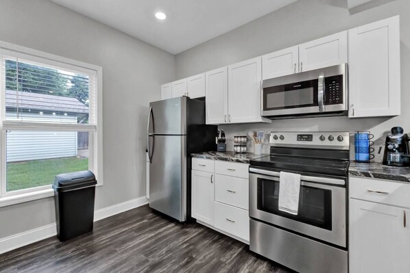 Private kitchen - Modern 2BR Apt, Pets + Laundry, Near Univ & Mosaic (Saint Joseph)