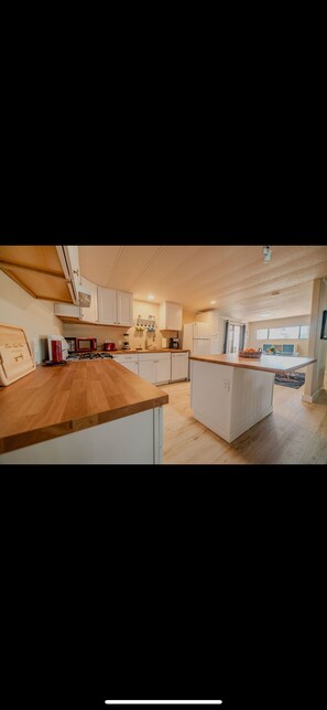 Four à micro-ondes, un four, surface de cuisson, lave-vaisselle