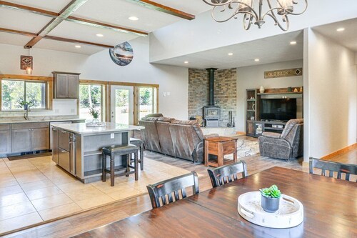 Beautiful 4 bedroom mountain retreat , with stunning views.