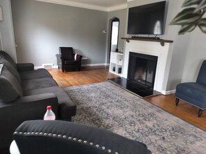 TV, fireplace
