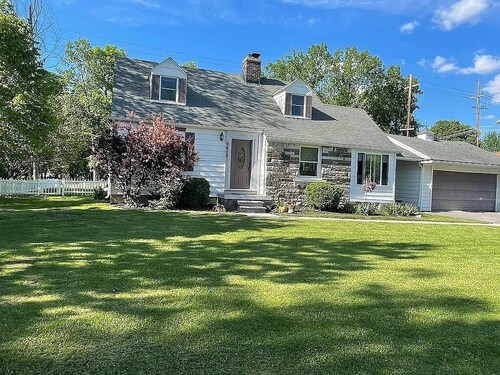 Charming 3-bedroom cottage on beautiful Grosse Ile Michigan -AC/Fitness/Parking