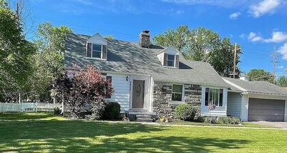 Charming 3-bedroom cottage on beautiful Grosse Ile Michigan -AC/Fitness/Parking