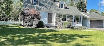 Charming 3-bedroom cottage on beautiful Grosse Ile Michigan -AC/Fitness/Parking