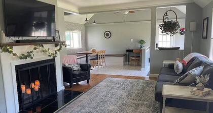 Charming 3-bedroom cottage on beautiful Grosse Ile Michigan -AC/Fitness/Parking