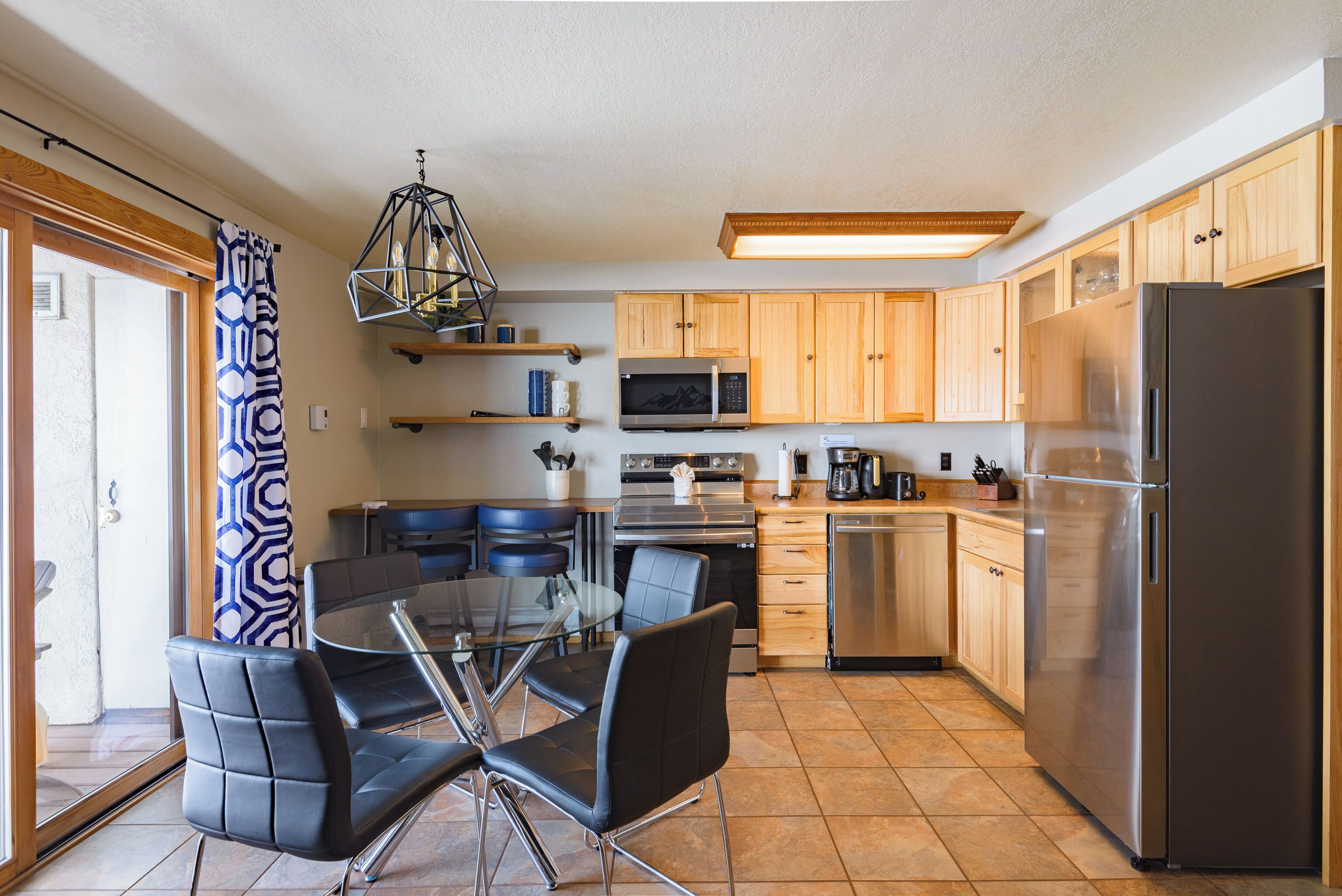 Een magnetron, een oven, een kookplaat, een vaatwasser