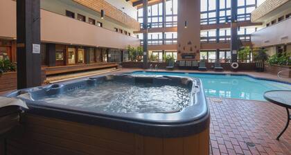 New! Updated 2-bedroom condo, pool, hot tub, game room!