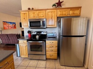 雪櫃、微波爐、焗爐、爐具