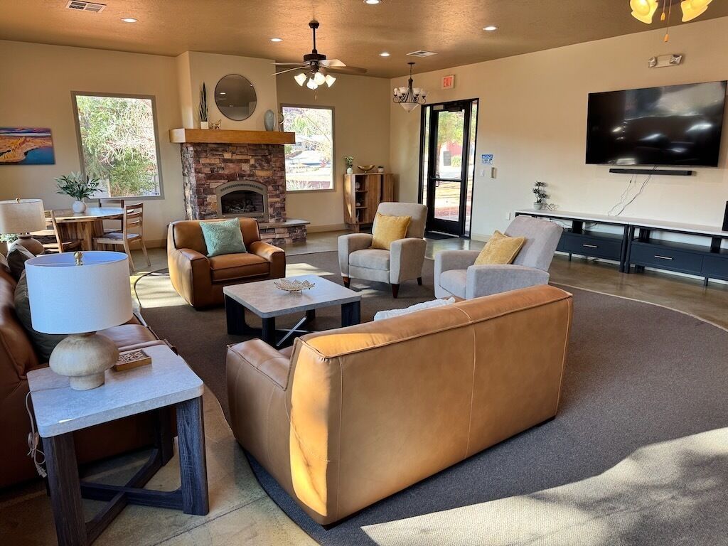 TV connectée, cheminée, livres